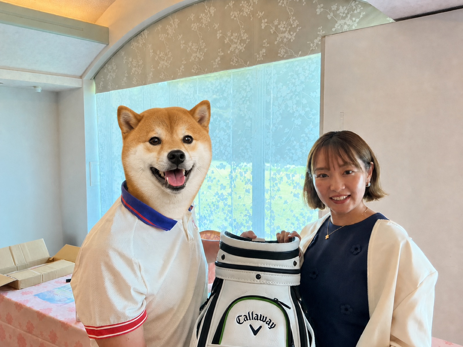 三浦桃香プロから優勝賞品のキャディバッグを授与