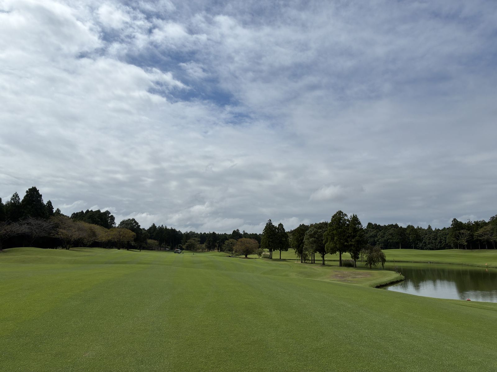 オールドオーチャードゴルフクラブ 池越しのフェアウェイ