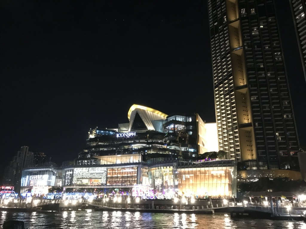 ICONSIAM夜景——この美しい夜がゴルファーを堕落させる